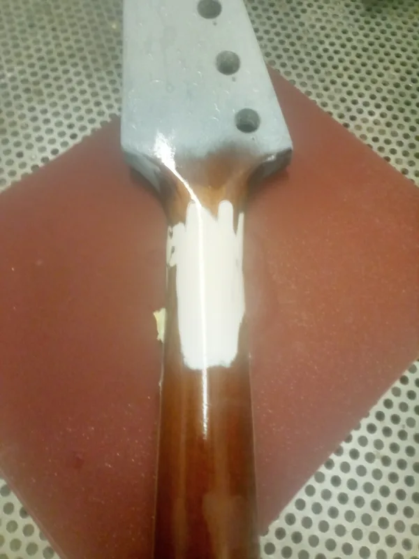 zatmelený krk Epiphone